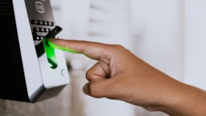 mano humana ingresando una clave de acceso